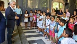 El vicepresidente Jiménez Barrios recibe a niños saharauis