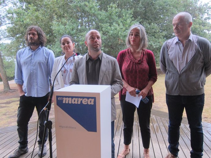 El candidato de En Marea, Luis Villares, junto a otros miembros de la candidatur