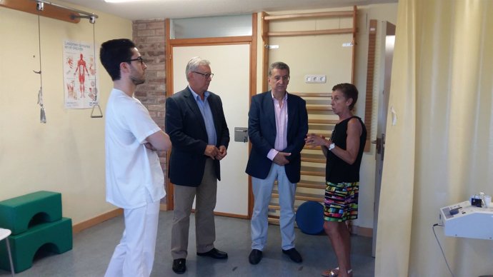 Celaya visita el centro de salud de Sariñena (Huesca)