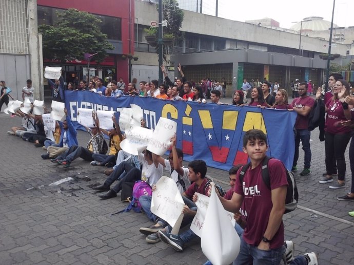 Estudiantes venezolanos se concentran en Caracas en apoyo al revocatorio