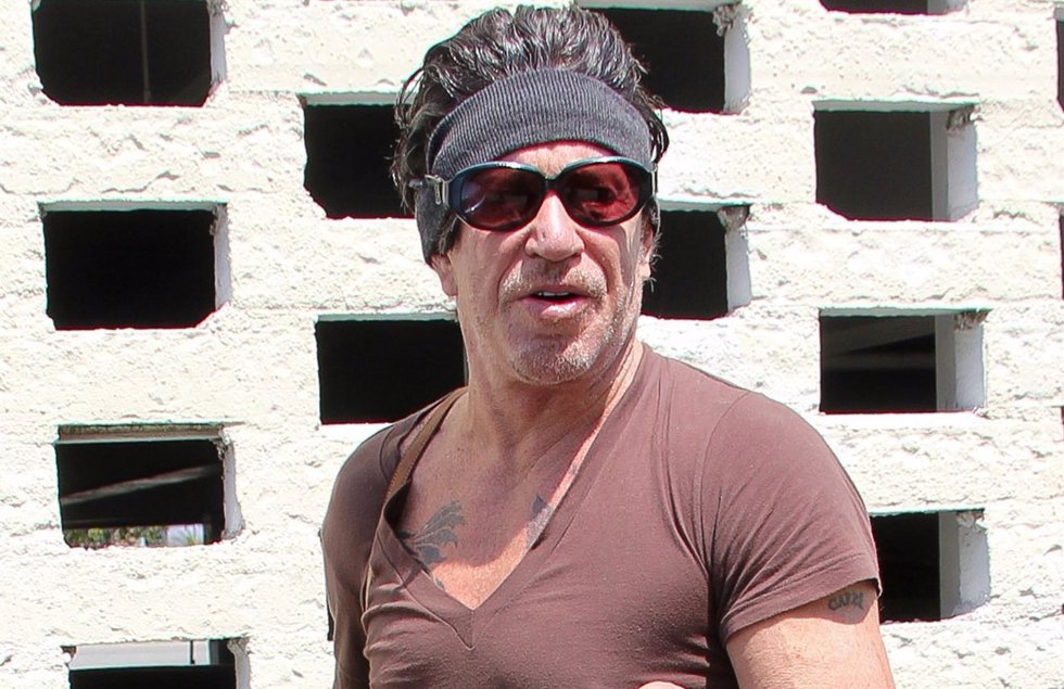 Mickey Rourke finishes lunch with his fury friend at Caffe R