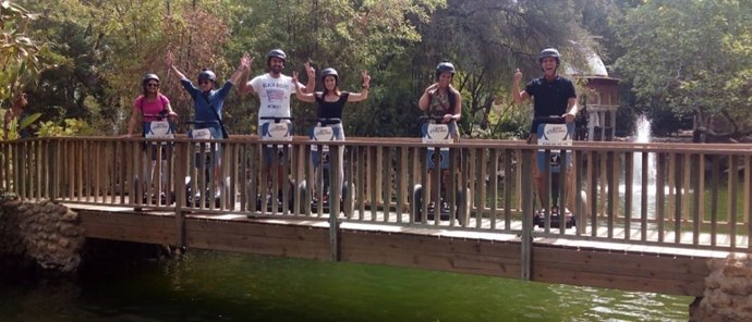 Grupo de turistas realizando un tour de CitySegway por el Parque de María Luisa.