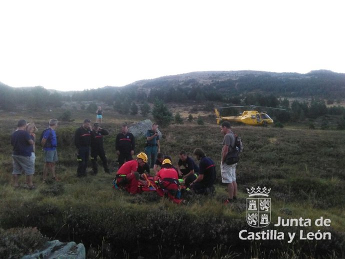 Imagen del rescate de la mujer en la Laguna Negra