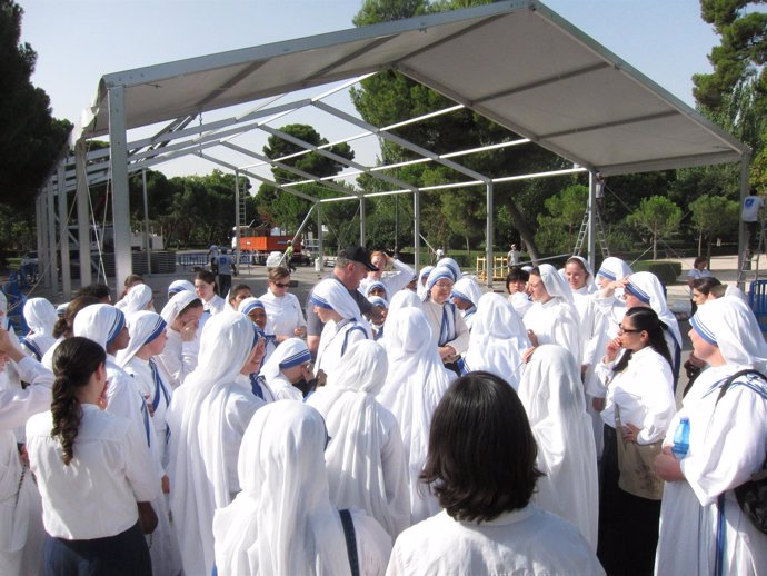 Hermanas Misioneras De La Caridad Junto A La Carpa Para La Adoración