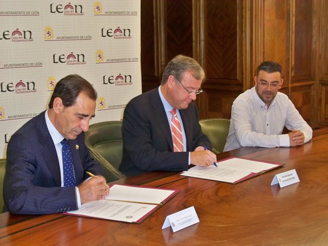 Firma del convenio entre el Ayuntamiento de León y el Colegio de Enfermería