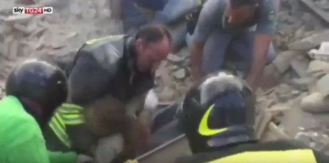 Los bomberos rescatan a una niña en Pescara de Tronto