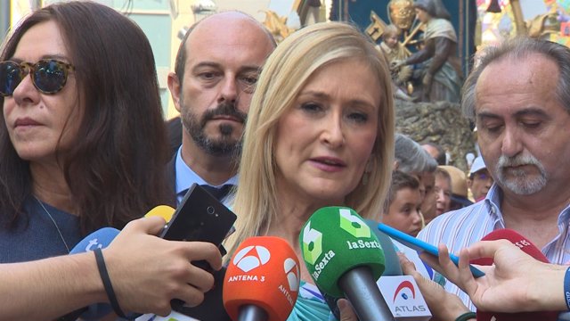 Cifuentes critica que Pedro Sánchez esté "tomando el sol"