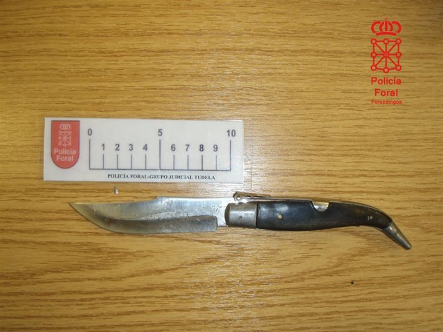 Navaja esgrimida por uno de los detenidos.
