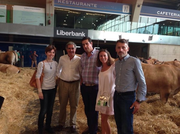 Los diputados del PP Emma Ramos y Matías Rodríguez Feito con miembros del PP Avi