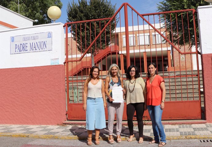 Dirigentes del PP visitando el colegio Padre Manjón de Bormujos