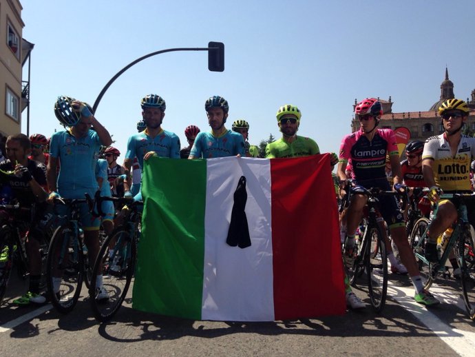 Ciclistas italianos guardan un minuto de silencio por terremoto en su país