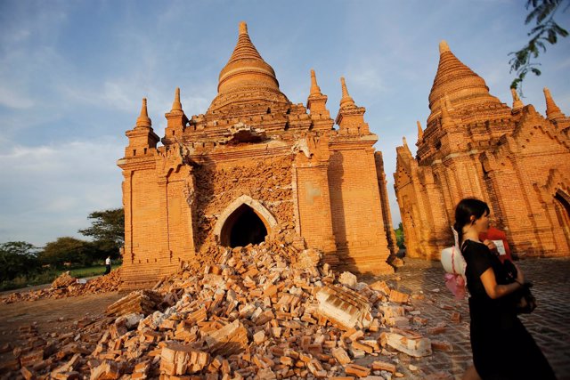 Pagoda dañada por terremoto en Birmania