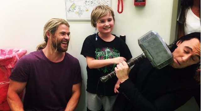 Chris Hemsworth y Tom Hiddleston visitan un Hospital