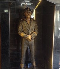 Lemmy Kilmister ya tiene su estatua en el Rainbow, su bar favorito