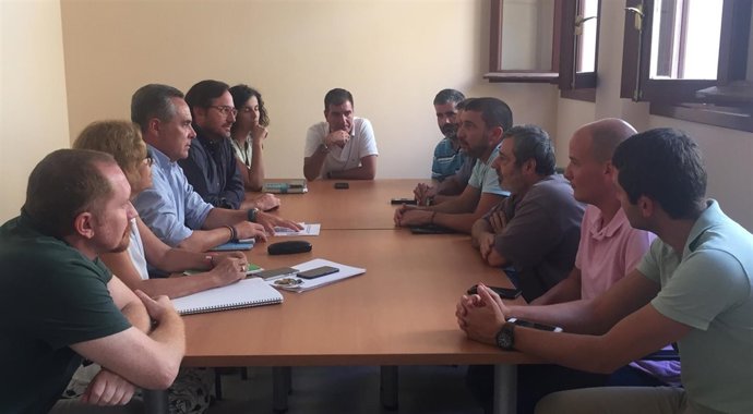 Los populares con la plantilla de la cementera.