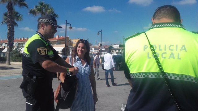 Sandra Gómez junto a agentes del servicio de playas de la Policía Local