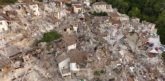 Vista aérea de Pescara del Tronto tras terremoto de Italia