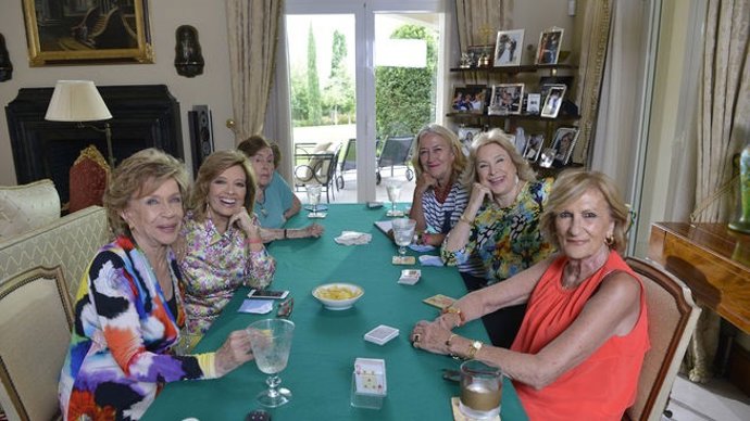 María Teresa Campos jugando a las cartas con sus amigas