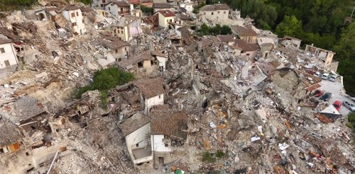 Vista aérea de Pescara del Tronto tras terremoto de Italia