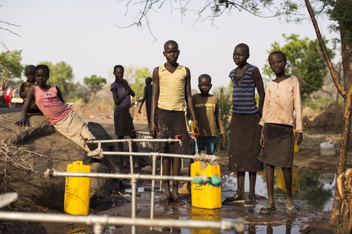 Adolescentes recogen agua en el campo de Barakatu