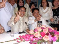 El Gobierno filipino y los rebeldes comunistas acuerdan un alto el fuego indefinido