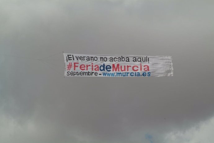 Avioneta anuncia la feria de Murcia