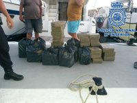 Detenidos en Fuengirola con 500 kilos de hachís ocultos en una embarcación