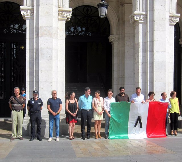 Miembros de la corporación se concentran para solidarizarse con Italia. 