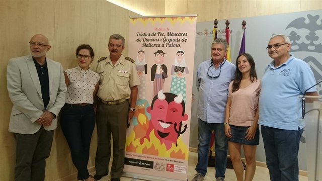 Muestra de bestias de fuego, máscaras de demonios y gigantes