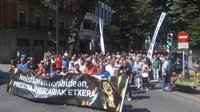Cientos de personas piden en una manifestación en Bilbao la amnistia para los presos y huidos de ETA 
