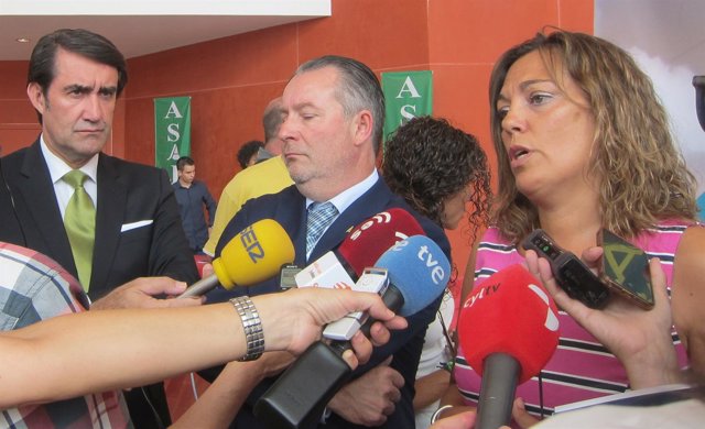 Marcos atiende a los medios ante Donaciano Dujo (centro) y Suárez Quiñones