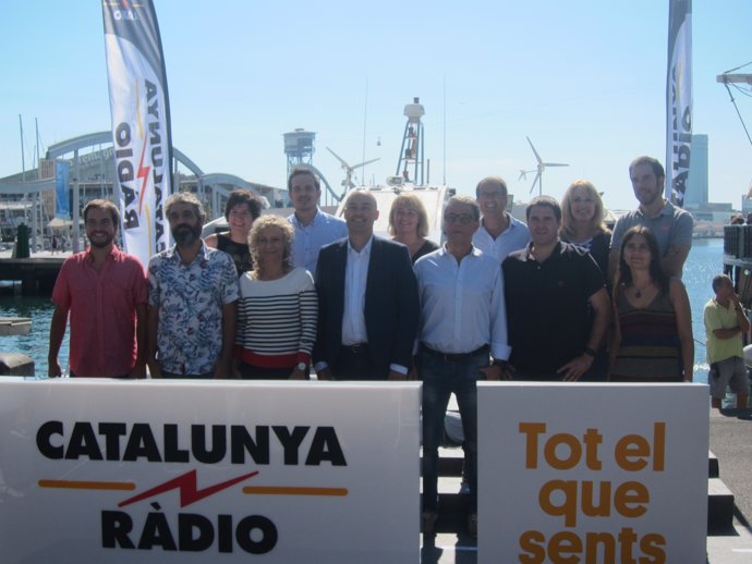 El dtor.De Catalunya Ràdio Saül Gordillo, con presentadores de la emisora