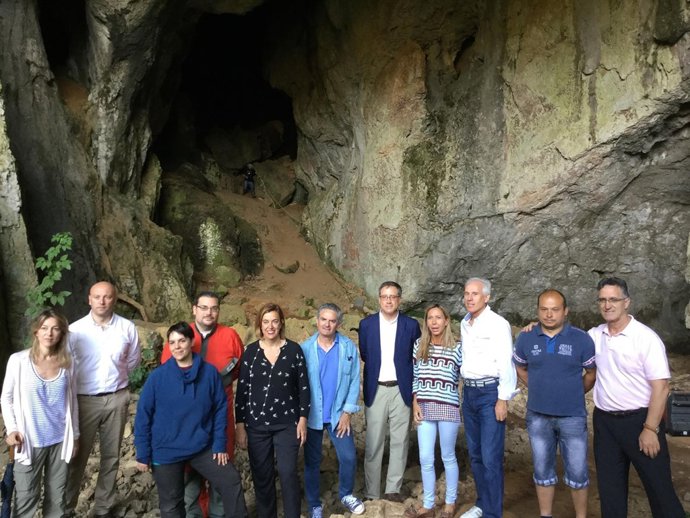Armisén, de visita a la Cueva de Guantes.