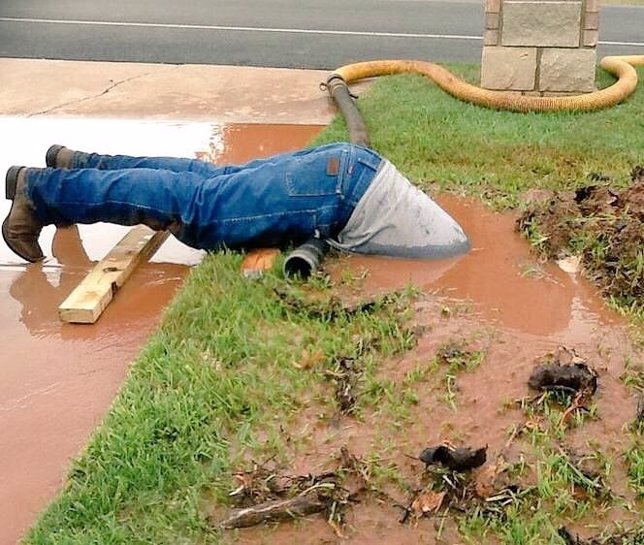 Un fontanero de Texas arregla medio sumergido una avería