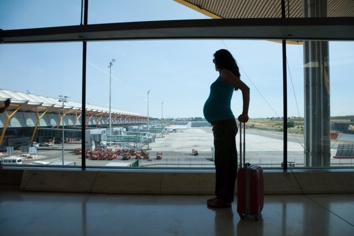 Mujer, embarazada, viaje, aeropuerto, maleta, viajar