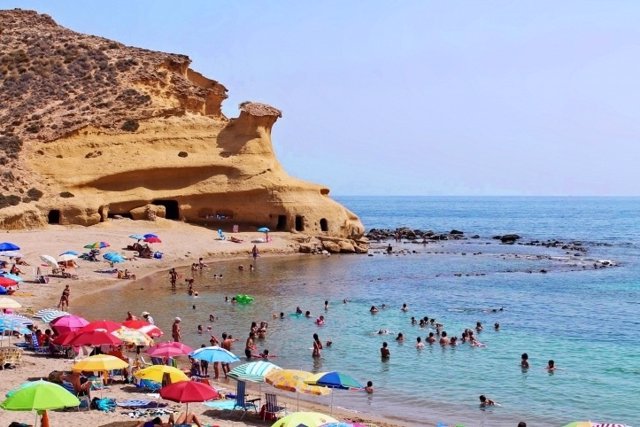 La costa almeriense tiene rincones destacados como la Playa de Los Cocedores.