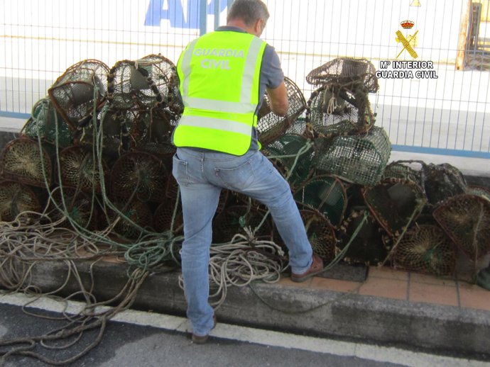 Sorprenden a un vecino de Vigo pescando con nasas ilegales.