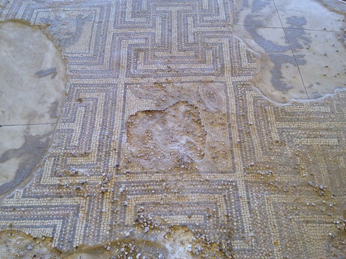 Mosaico expoliado en Écija.