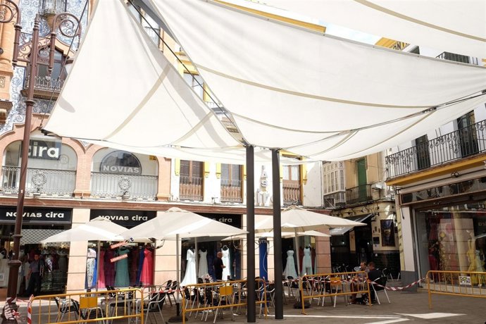 La instalación de toldo en la plaza del Pan