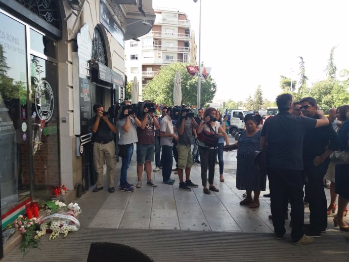 Homenaje a las puertas del negocio de Ana Huete en Granada