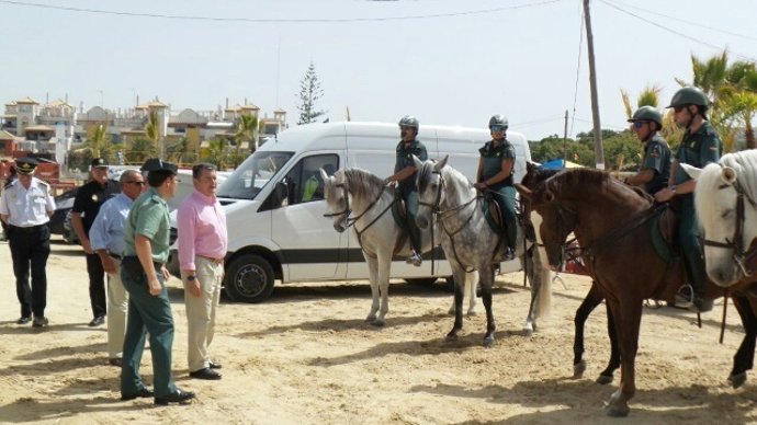 Sanz visita el dispositivo de seguridad de las carreras de caballos
