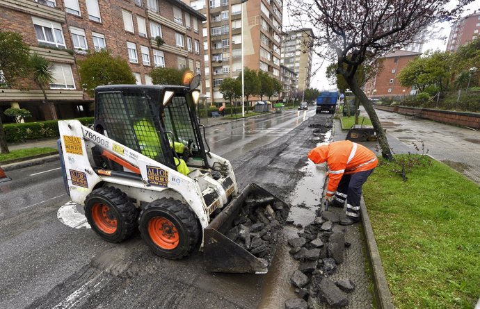Imagen de archivo de labores de asfaltado en Santander