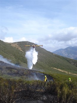 Un avión realiza una descarga durante las tareas de extinción. 