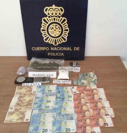 Imagen de la droga y el dinero intervenidos 