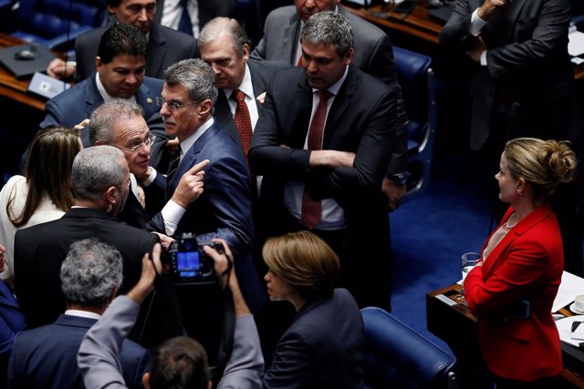 Senadores brasileños discuten por el 'impeachment'