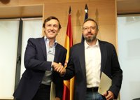 Los portavoces de PP y Ciudadanos firman el pacto de investidura
