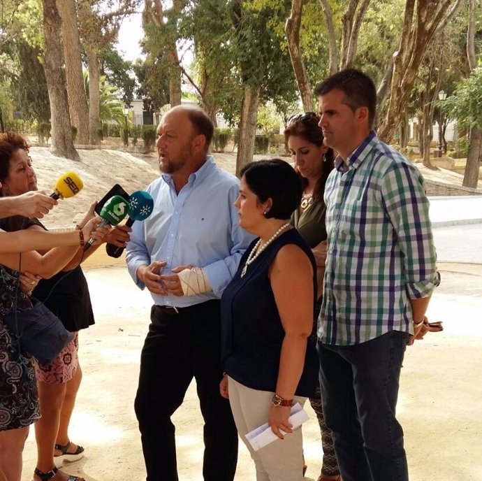 Pradas atendiendo a los medios en Estepa (Sevilla)