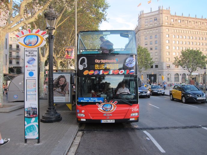 Un Bus Turístic En Plaza Catalunya