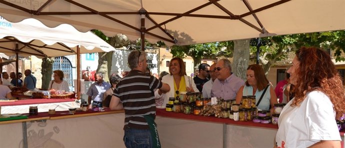 La presidenta de la Diputación en una de las muestras de alimentos