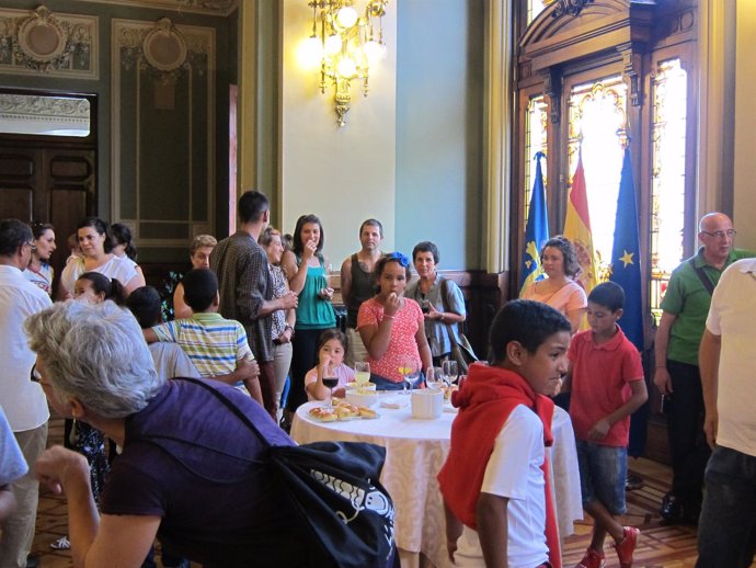 Niños saharauis en la Junta General del Principado de Asturias